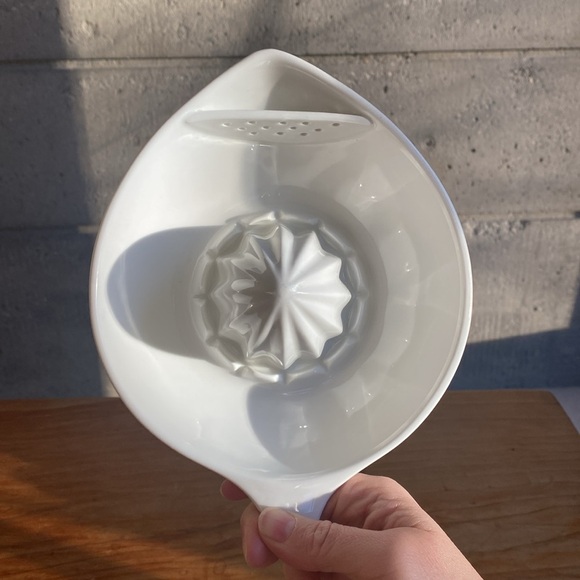 Citrus Juicer in White - Picture 3 of 4